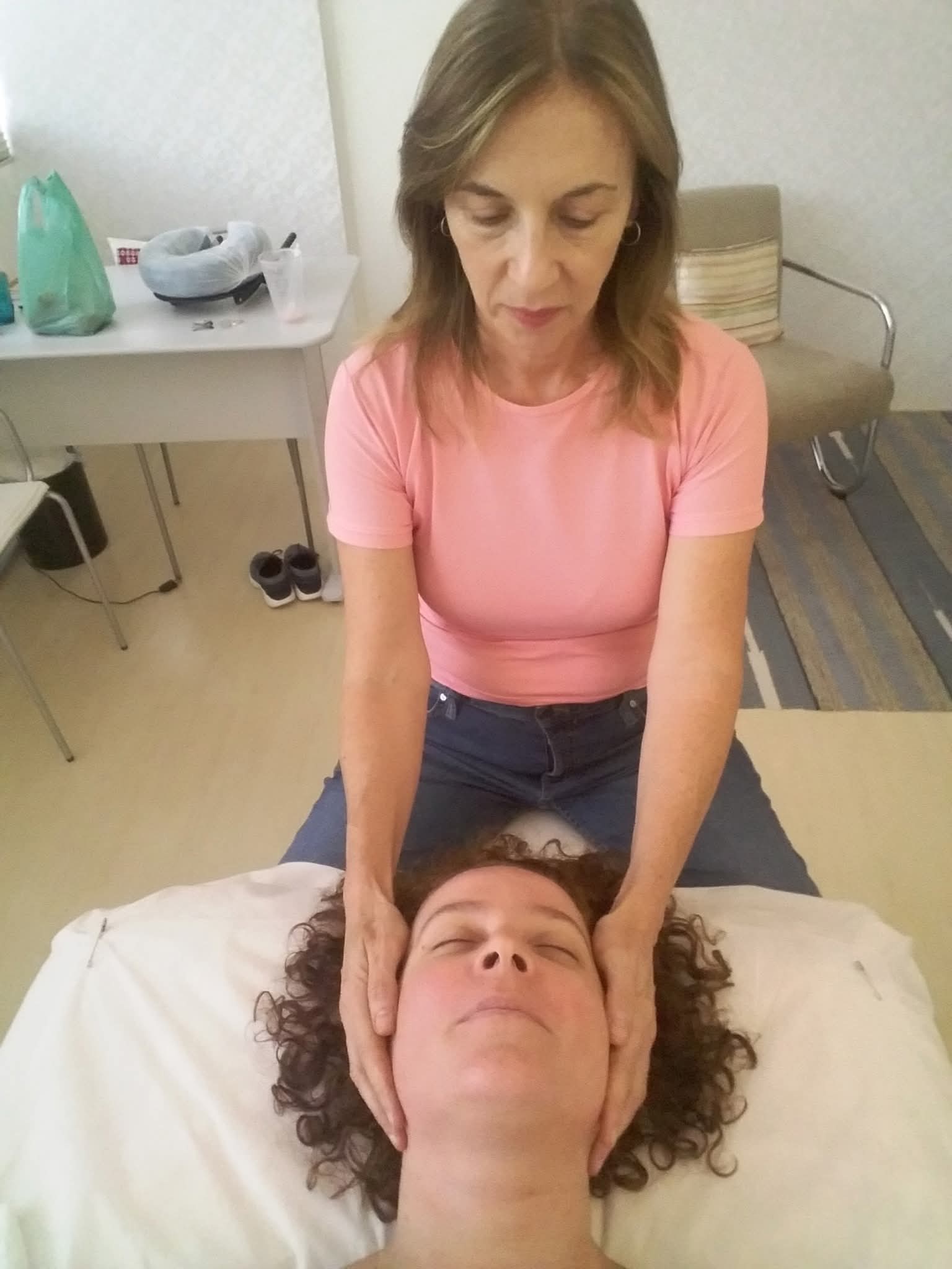 Rosana Ades realizando uma sessão de Terapia Craniossacral