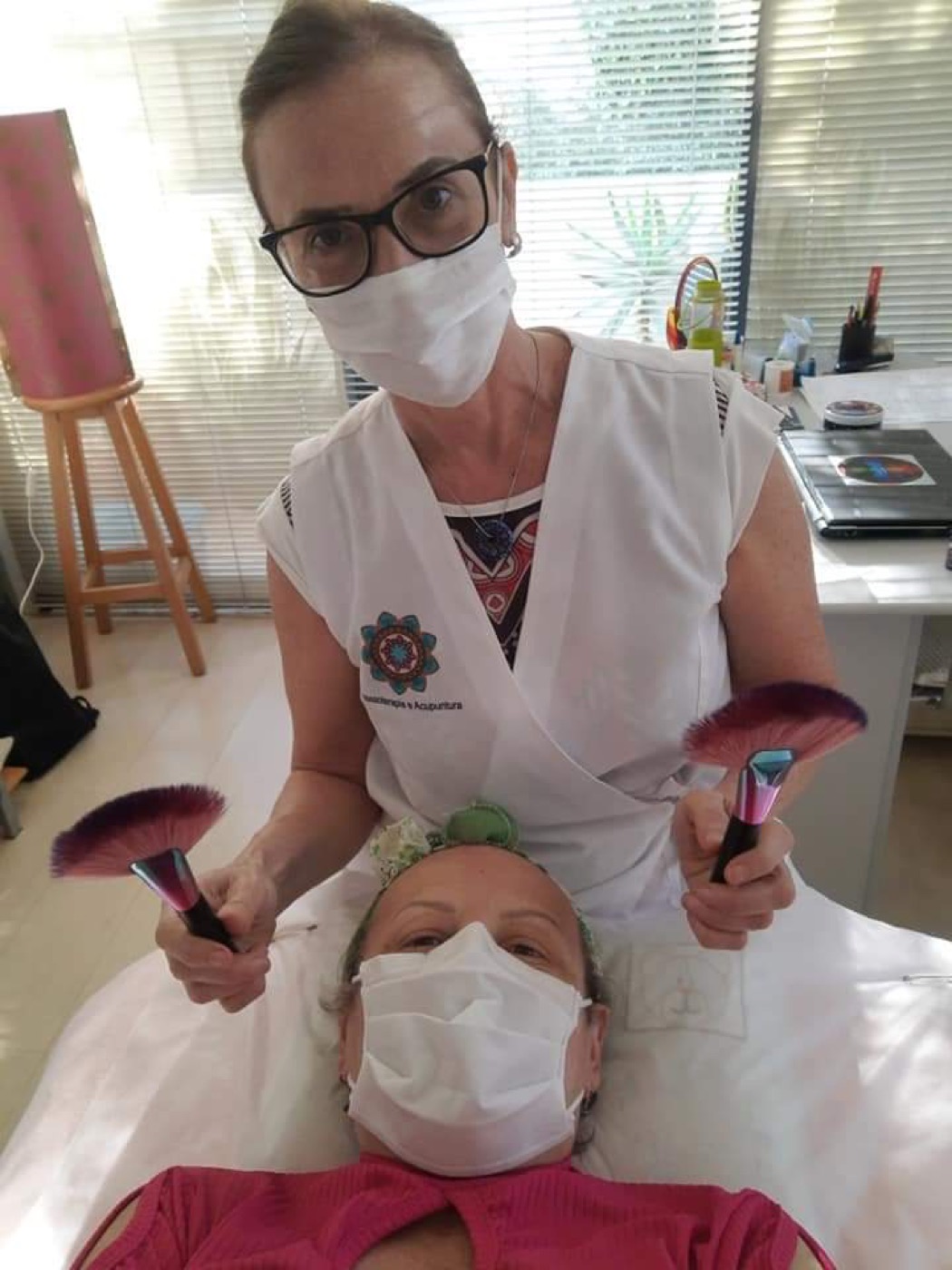 Rosana Ades em atendimento, cuidando de uma paciente